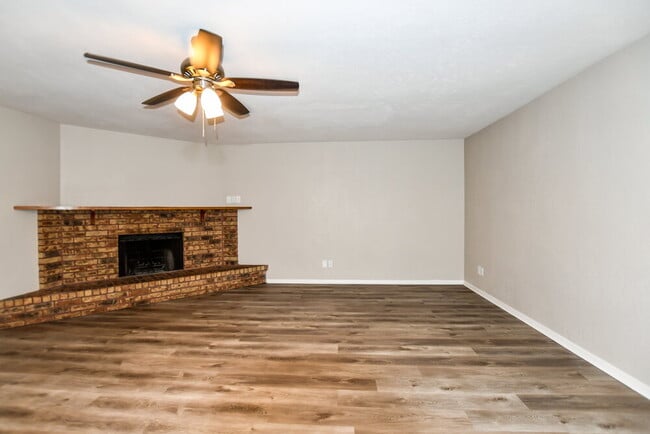 Photo - 514 Woodcrest Way