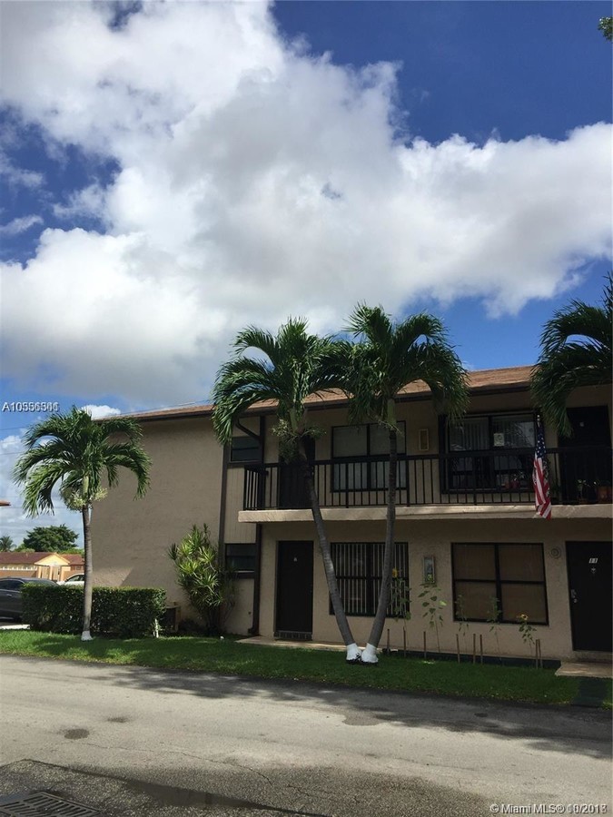Photo - 2555 W 67th Pl Unidad 0 Rental