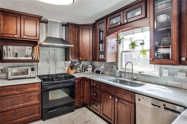 Photo - 800 Glenairy Dr NE