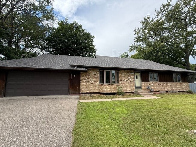 Building Photo - Bloomington 4 Bed 3 Bath SF Home available...