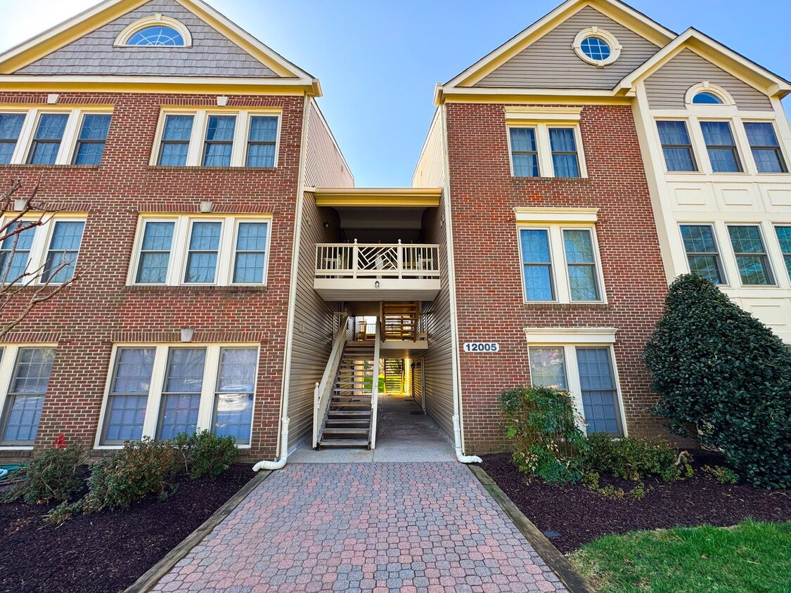 Upgraded 2 Bed 2 Bath Condo With Balcony &... - Upgraded 2 Bed 2 Bath Condo With Balcony &...
