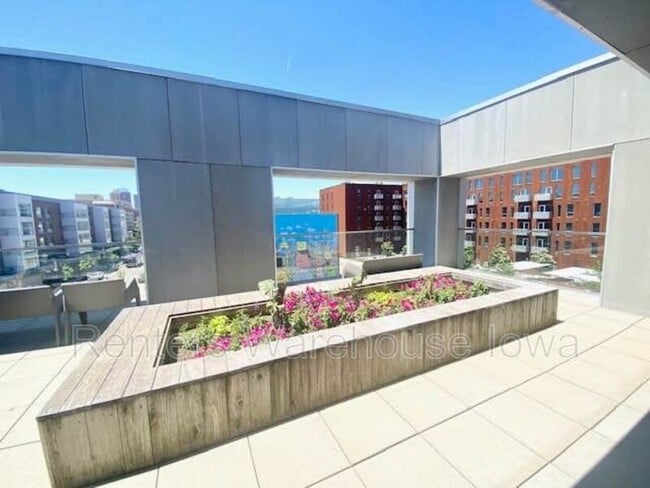 Photo - 350 E Locust St