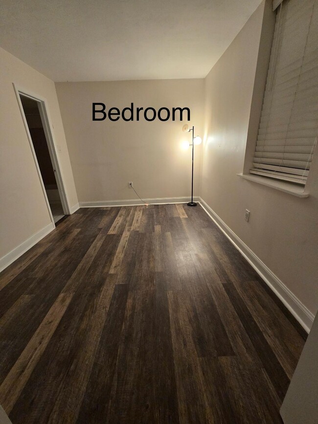 Very spacious bedroom - 4909 Casimir St Unit 1 Basement