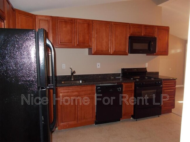 Photo - 660 Windsor Ave