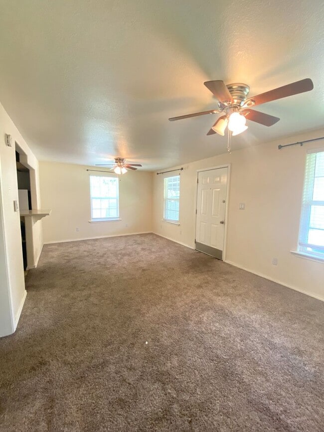 Photo - Studio Garage Apt in NW OKC YOUNGS ENGLEWOOD ADD Unit Garage Apartment