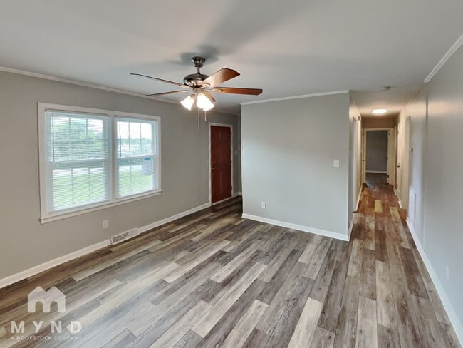 Photo - 502 Cuthbertson St