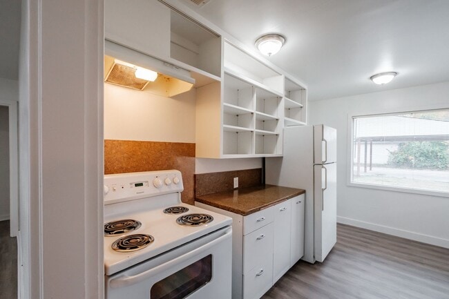 Photo - 2490 Maple Ave NE