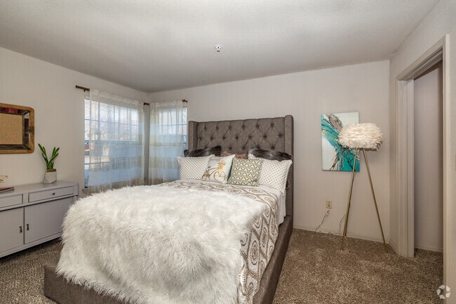 2BR, 2BA - 978SF.- Bedroom - Crown Chase Apts