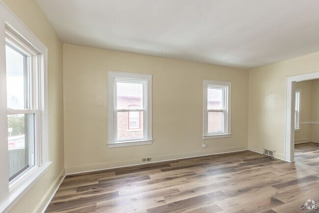 Building Photo - 1030 Oak St Rental