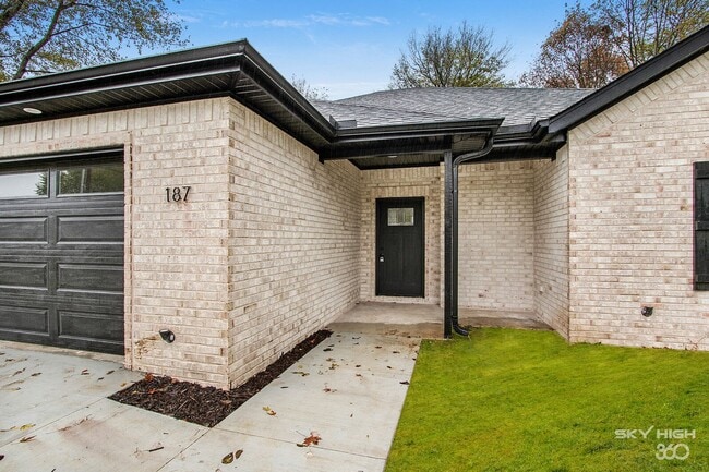 Photo - Newer Split Floor plan Home!!