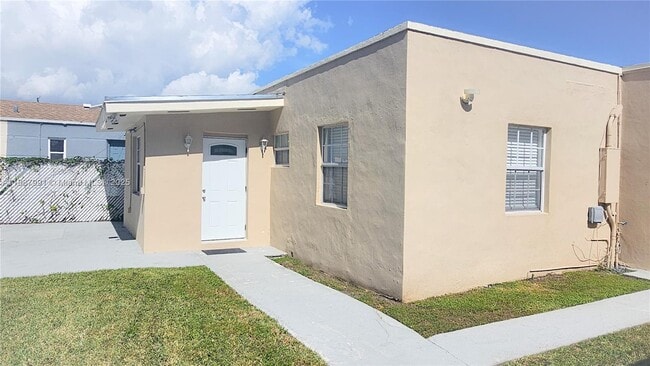 Building Photo - 2265 SW 15th St Unit Rear