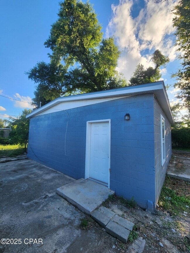 Building Photo - 705 Satsuma Ave