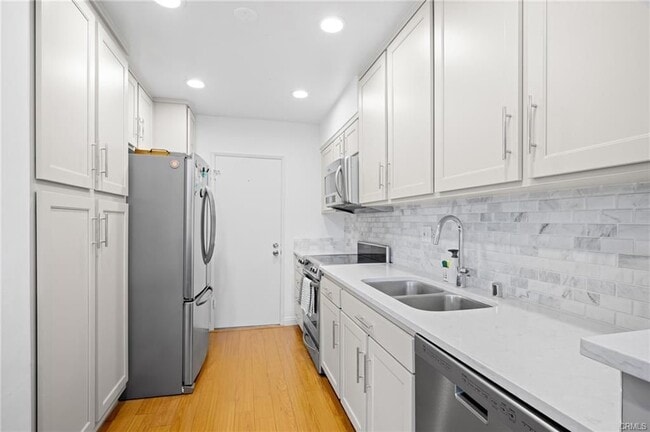 Photo - 2345 Roscomare Rd