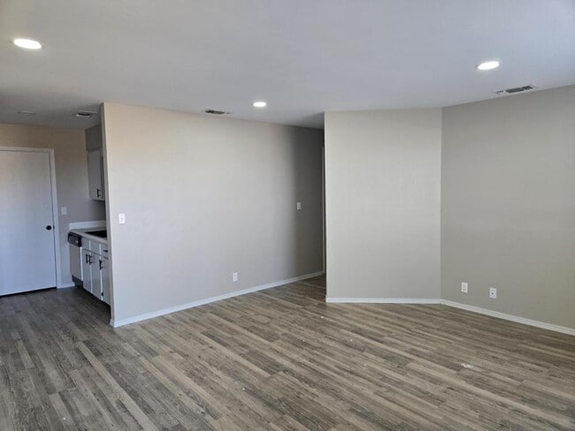 Photo - 2600 N Hobart St