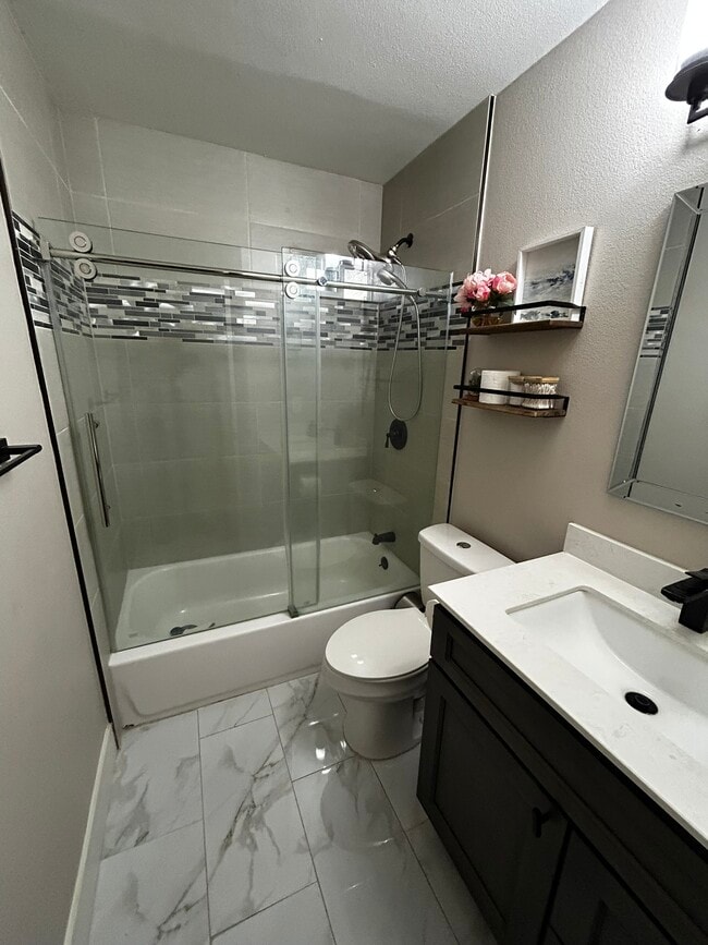 Photo - 1569 Hillmont Ave Unidad Entire Home