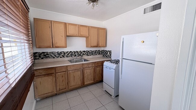 Photo - 611 W 11th St