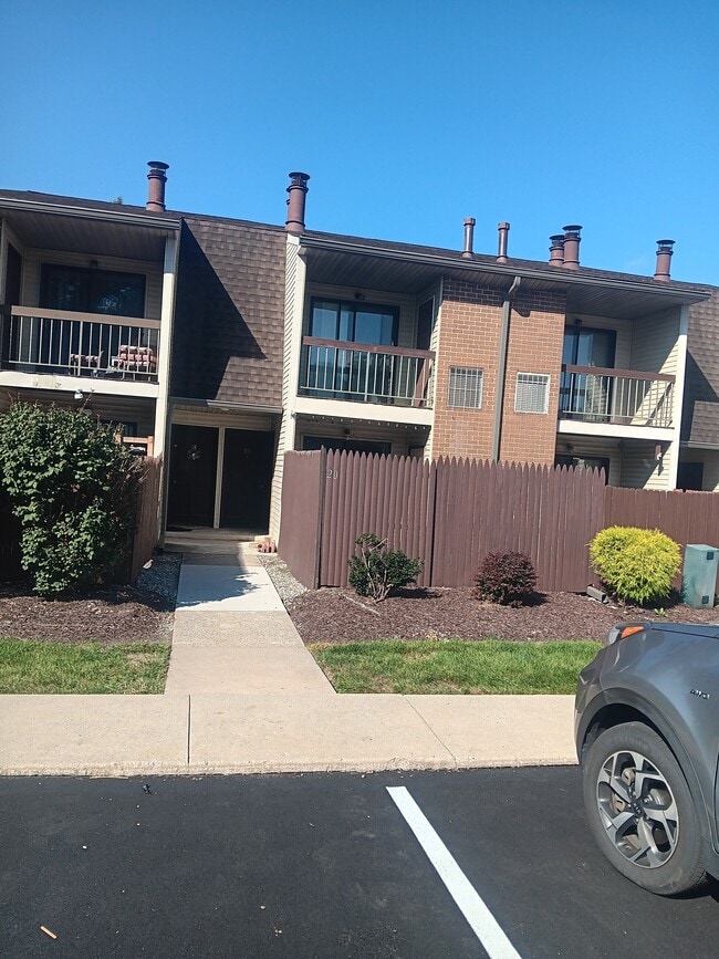 Building Photo - 20 Lancaster Est Unit 20 Lancaster Estates Rental