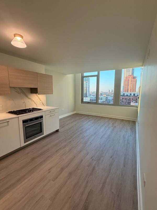 Photo - 641 W Lake St