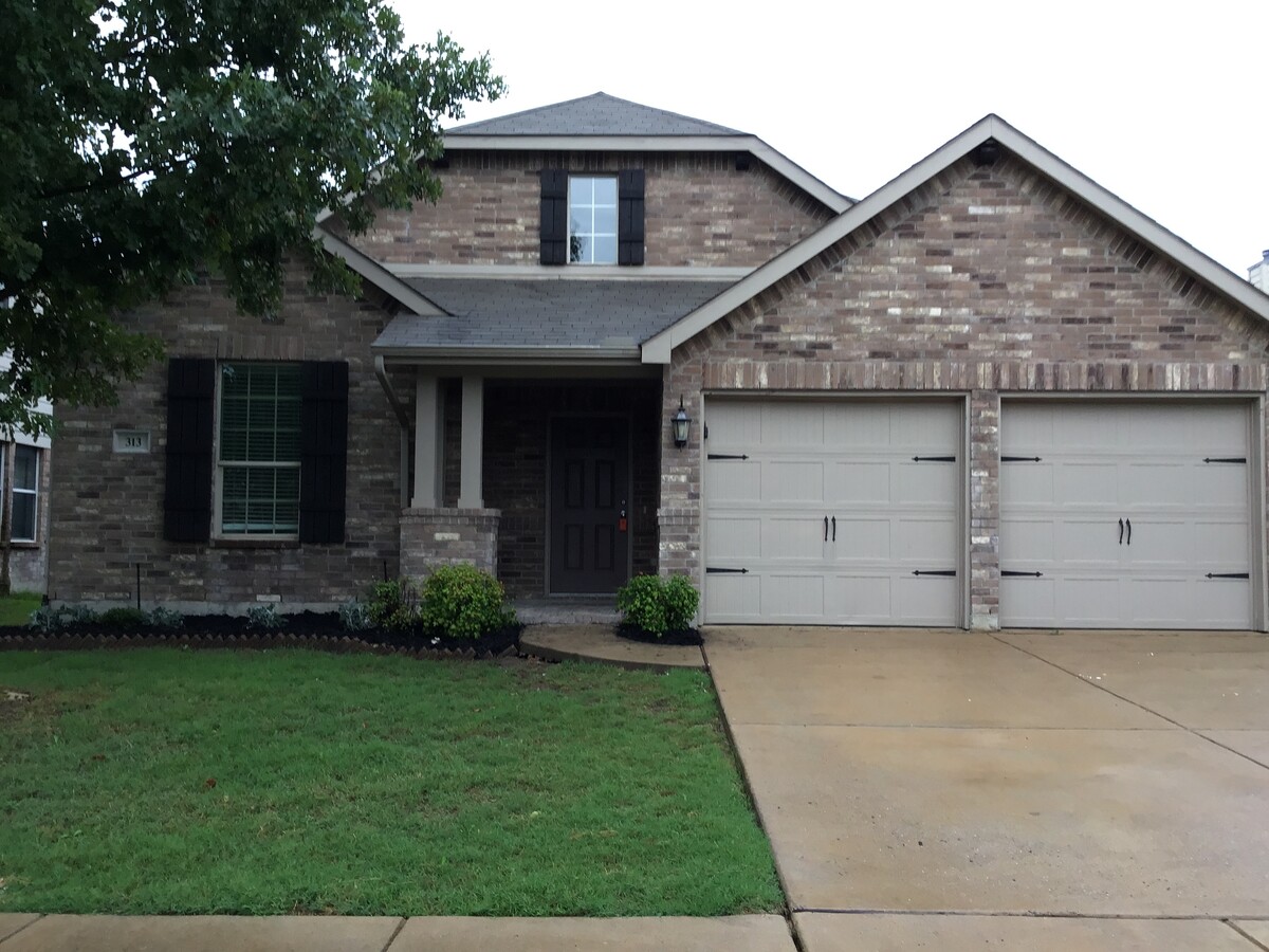 Photo - 313 Hawthorn Dr House