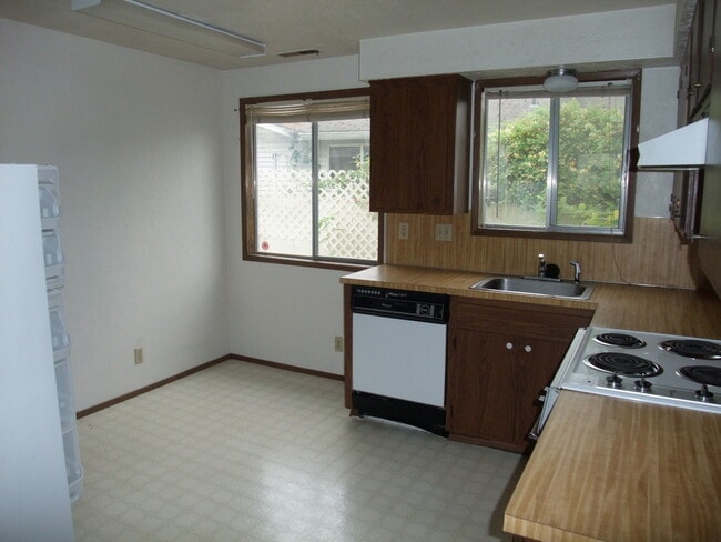Photo - 2 Bedroom 1  1/2 Bath Unit Of  Duplex With A Garage In Albany