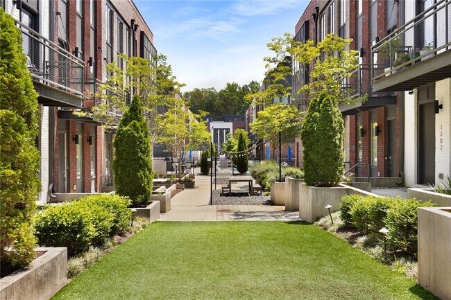 Photo - 1300 Chelsea Cir NW