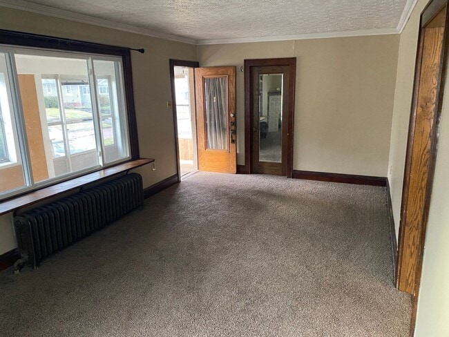 Photo - Spacious 5 - Bedroom Home for Lease in Akron