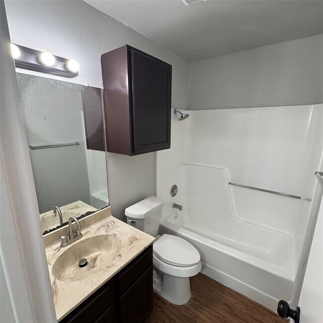 Photo - 1212 Orchard Park Cir