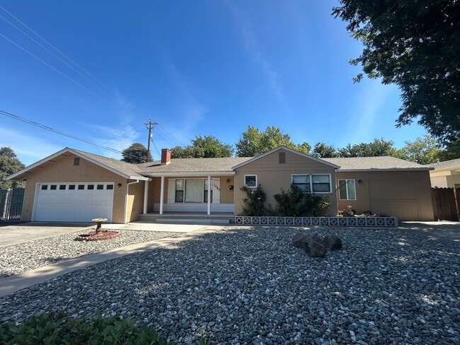 Building Photo - 2 bed, 1 bath, Bonus Room with Built-in Bar Rental
