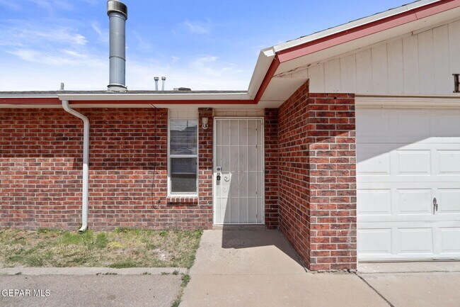 Photo - 8920 Leo St