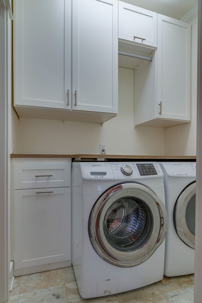 Building Photo - 1407 Pillow St