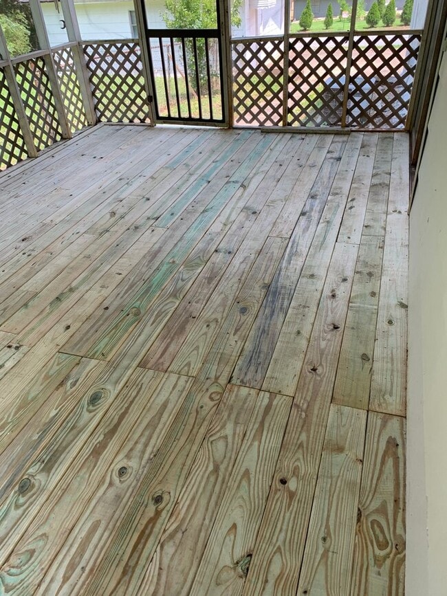 Photo - Tons of space and room to entertain!!