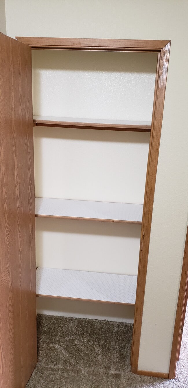 Armario de ropa blanca - 5512 96th St E