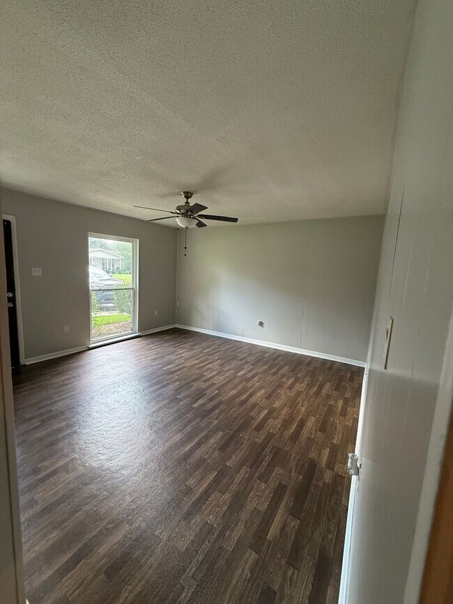 Photo - 320 W Whatley St