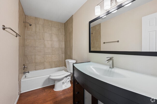 Vaulted Ceiling, 2BR, 2BA - 872SF - Second Bathroom