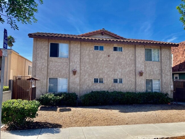 Building Photo - 55 and older 1 Bed, 1 Bath North Park $500... Unit 13