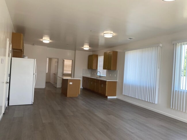 Photo - 2406-2408 W Avenue 134th (LO) Unidad 2408 W Avenue 134th