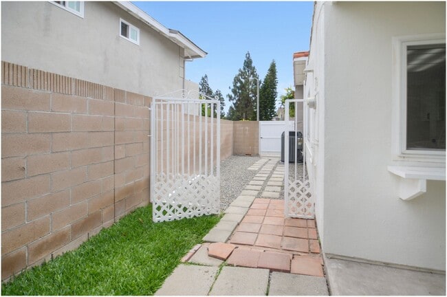 Photo - 4 Bedroom Home - Costa Mesa