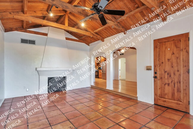 Photo - 2516 E 4th St