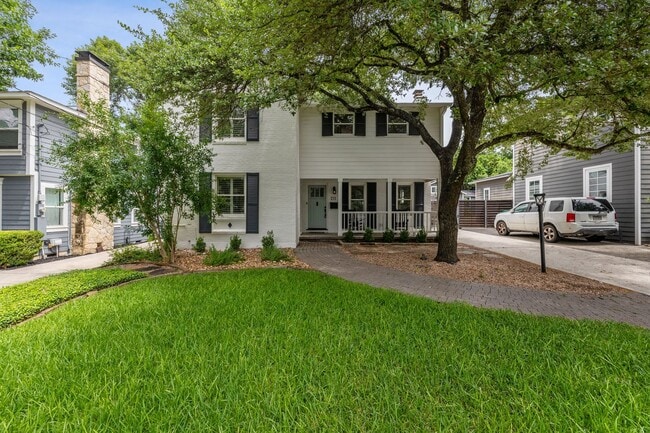 Building Photo - CHARMING 3-BEDROOM IN THE HEART OF ALAMO HEIGHTS