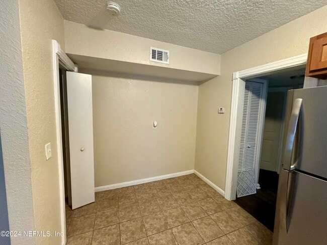 Photo - 2889 College St