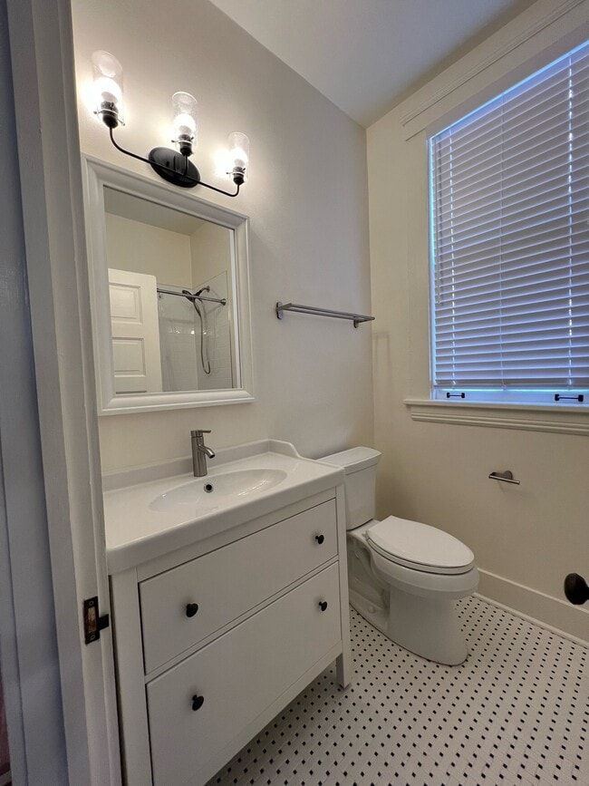 Photo - 514 E 8th St Unidad A