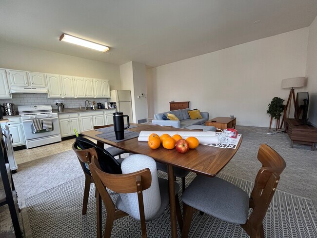 Dining - 2001 Green St Apartments Unit 3R