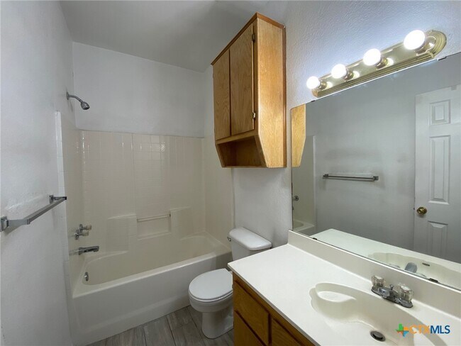2806 Lucille Dr