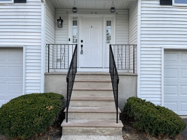 307 W High St