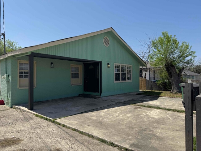 Photo - 610 Fenfield Ave
