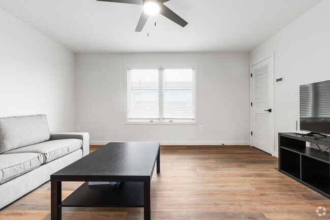 1 habitación, 1 baño - 704 pies cuadrados - Sala de estar - The Courtyard on 4th