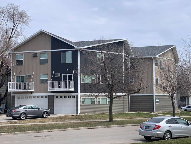 Building Photo - 1701 Dakota Dr N Unit E Rental