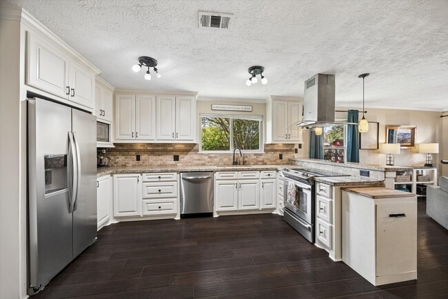 Photo - 6223 Vinewood Ln