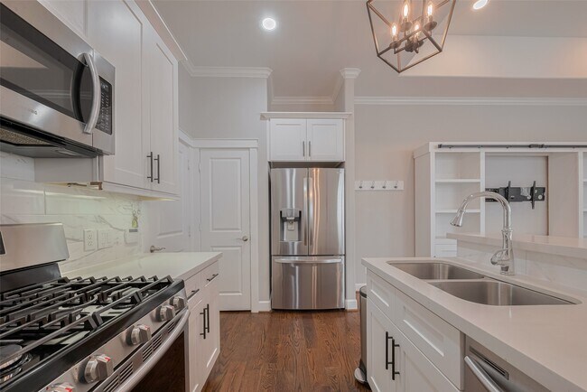 Photo - 854 W 20th St