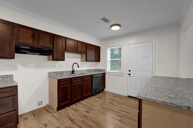 Photo - Recently Renovated Brick Home Located Minutes away from Memphis International Airport!